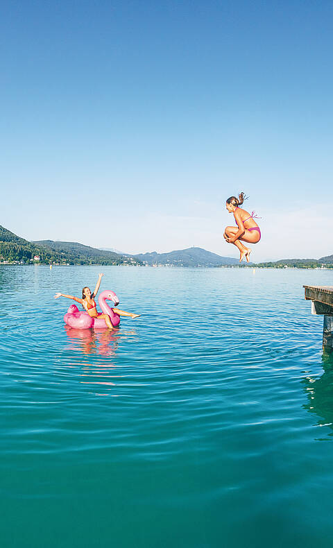 Kinder haben Badespass im Wörthersee