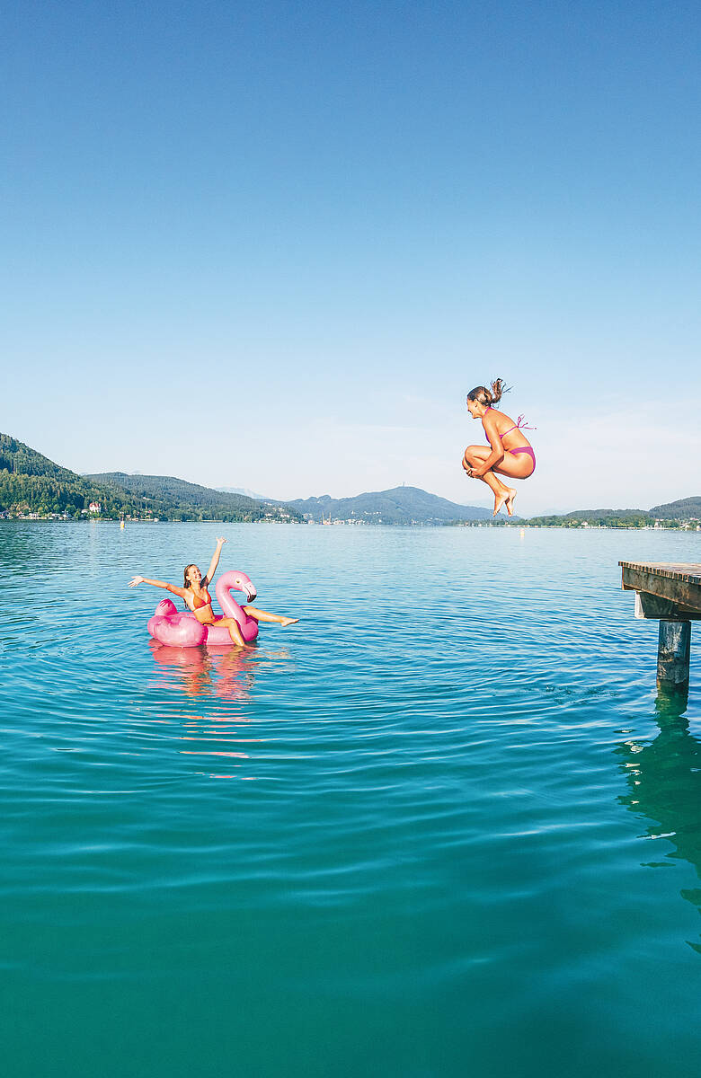 Kinder haben Badespass im Wörthersee