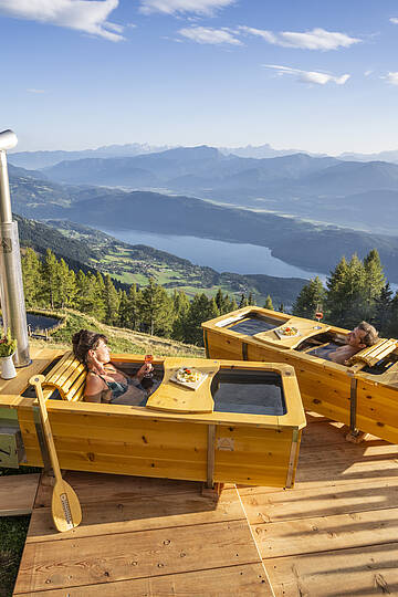 Frau und Mann genießen ein Freiluftbad auf der Alexander Alm