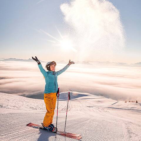 Kurze Pause beim sonnigen Skitag auf der Emberger Alm