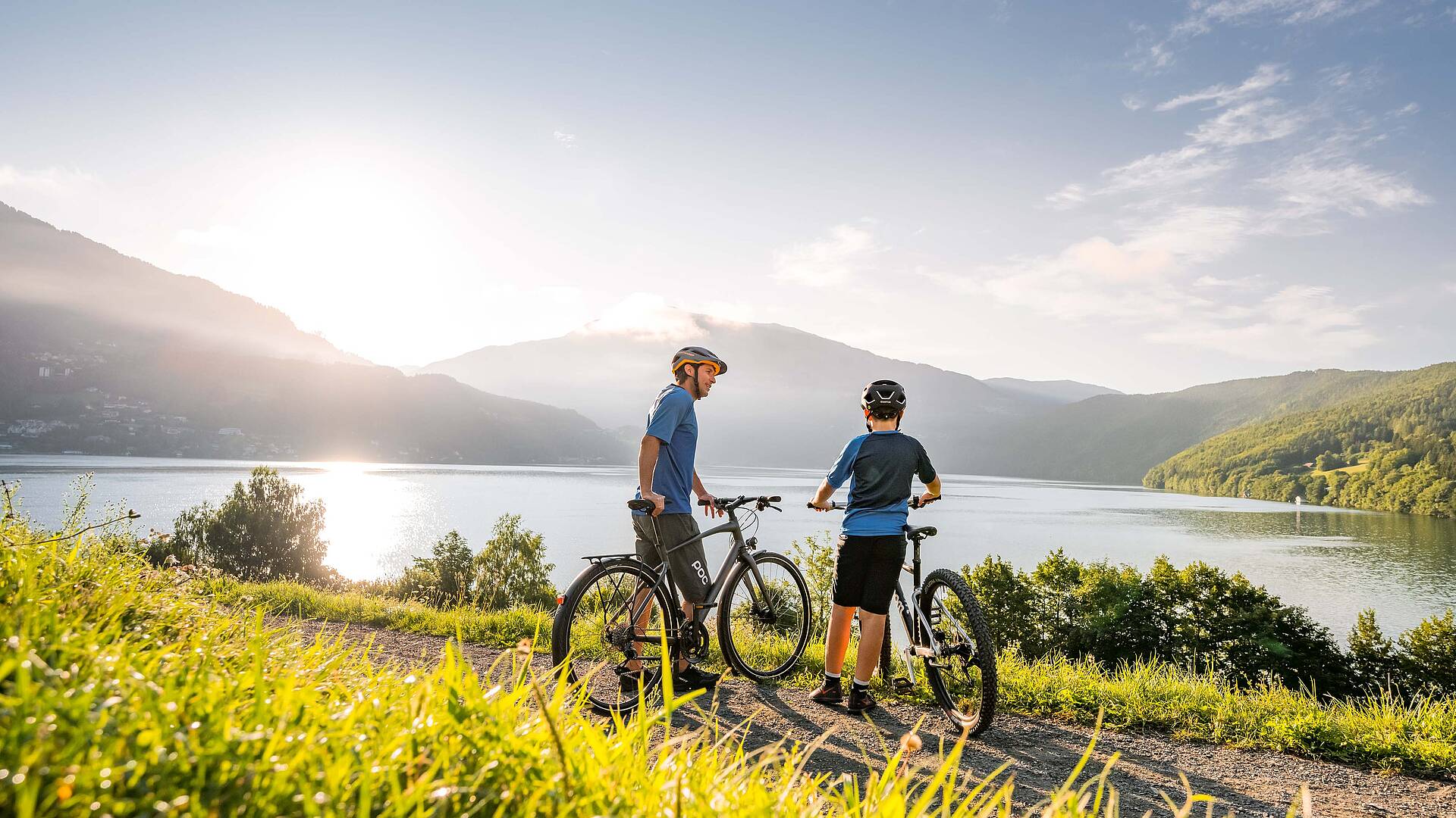 Vater und Sohn beim Radfahren am Millstätter See inklusive schöner Aussicht