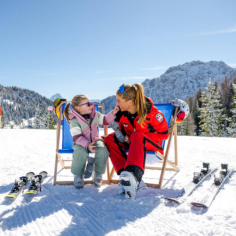 Tochter und Mutter beim Skifahren am Nassfeld