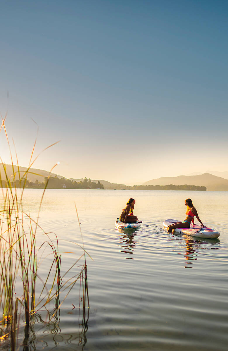 Zwei Frauen beim Stand-up-Paddling am Wörthersee