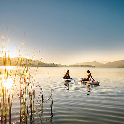 Zwei Frauen beim Stand-up-Paddling am Wörthersee