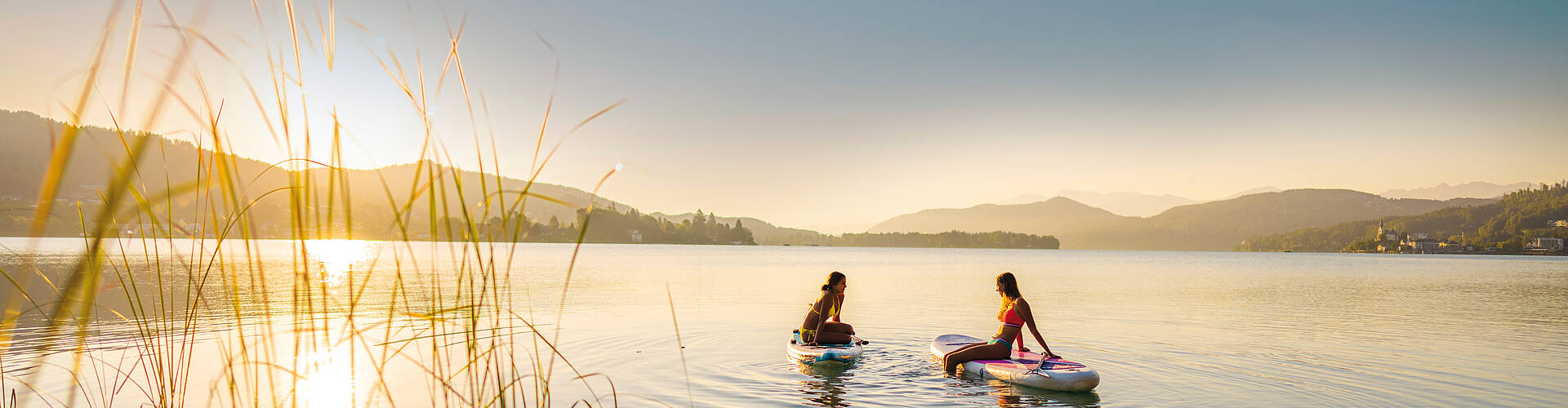 Zwei Frauen beim Stand-up-Paddling am Wörthersee