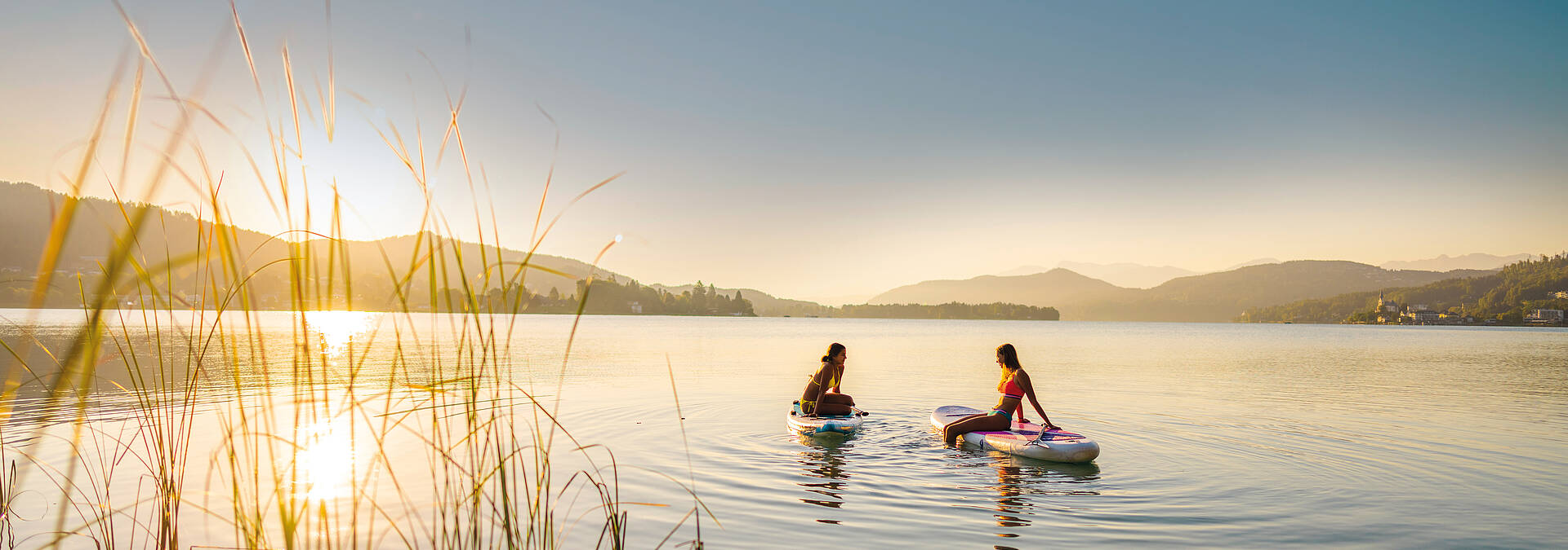 Zwei Frauen beim Stand-up-Paddling am Wörthersee