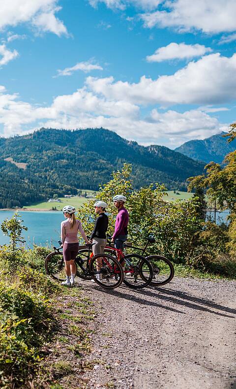 Gravelbiker unterwegs rund um den Weissensee – abwechslungsreiche Naturkulisse zwischen See, Wald und Almwegen.