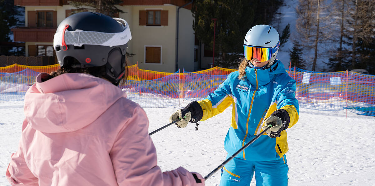 Skifahren in 3 Tagen - Skilehrerin und Schülerin bei der Übung