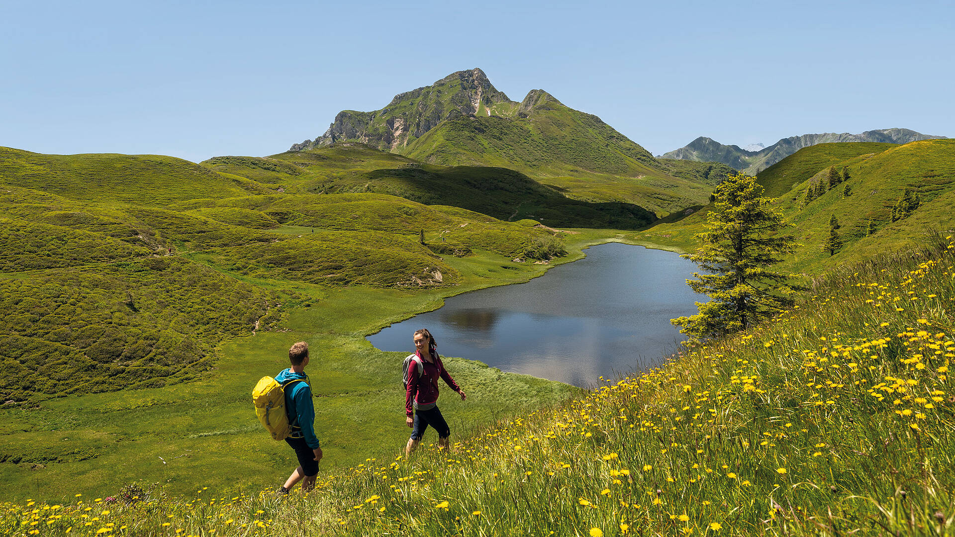 Mann und Frau wandern am Zollnersee im Gailtal