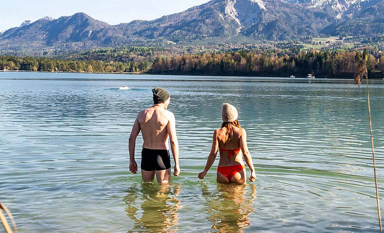Frau und Mann beim Kaltbaden am Faaker See - Herbstbadeplätze