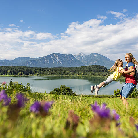 Mutter und Kind beim spielen am Klopeiner See im Sommer