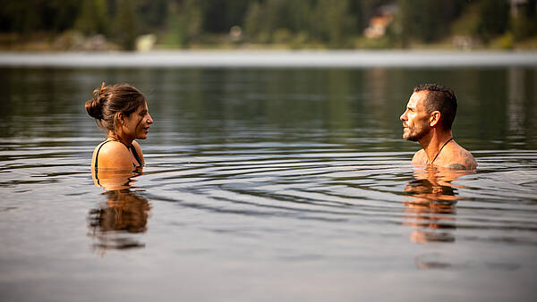 Tiefe Einatmung durch die Nase. Und eine noch tiefere Ausatmung durch den Mund. Kaltbaden in Kärnten.